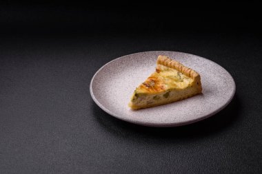 Peynirli, brokolili, domatesli, tuzlu, baharatlı ve çimento kaplı dilimlenmiş lezzetli kıtır kiş.