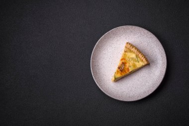 Peynirli, brokolili, domatesli, tuzlu, baharatlı ve çimento kaplı dilimlenmiş lezzetli kıtır kiş.