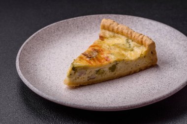 Peynirli, brokolili, domatesli, tuzlu, baharatlı ve çimento kaplı dilimlenmiş lezzetli kıtır kiş.