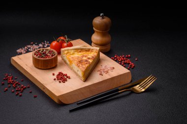 Peynirli, brokolili, domatesli, tuzlu, baharatlı ve çimento kaplı dilimlenmiş lezzetli kıtır kiş.