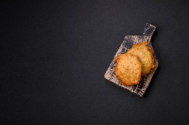 Patatesten, etten, havuçtan, tuzlu soğandan, baharattan ve çimentodan yapılmış lezzetli çıtır gözlemeler.