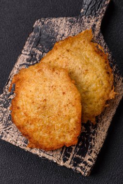 Patatesten, etten, havuçtan, tuzlu soğandan, baharattan ve çimentodan yapılmış lezzetli çıtır gözlemeler.