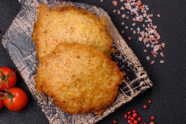 Patatesten, etten, havuçtan, tuzlu soğandan, baharattan ve çimentodan yapılmış lezzetli çıtır gözlemeler.