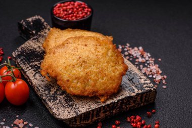 Patatesten, etten, havuçtan, tuzlu soğandan, baharattan ve çimentodan yapılmış lezzetli çıtır gözlemeler.