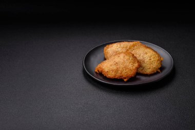 Patatesten, etten, havuçtan, tuzlu soğandan, baharattan ve çimentodan yapılmış lezzetli çıtır gözlemeler.