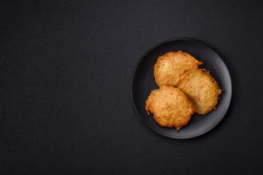 Patatesten, etten, havuçtan, tuzlu soğandan, baharattan ve çimentodan yapılmış lezzetli çıtır gözlemeler.