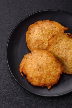 Patatesten, etten, havuçtan, tuzlu soğandan, baharattan ve çimentodan yapılmış lezzetli çıtır gözlemeler.