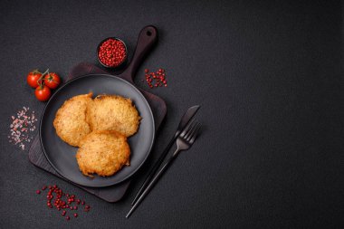 Patatesten, etten, havuçtan, tuzlu soğandan, baharattan ve çimentodan yapılmış lezzetli çıtır gözlemeler.