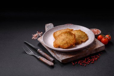 Patatesten, etten, havuçtan, tuzlu soğandan, baharattan ve çimentodan yapılmış lezzetli çıtır gözlemeler.