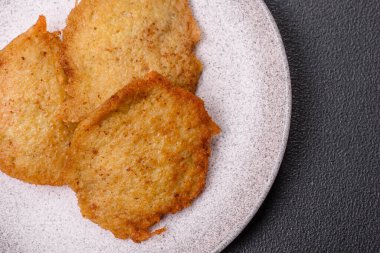 Patatesten, etten, havuçtan, tuzlu soğandan, baharattan ve çimentodan yapılmış lezzetli çıtır gözlemeler.