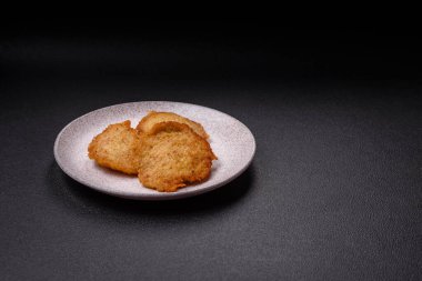 Patatesten, etten, havuçtan, tuzlu soğandan, baharattan ve çimentodan yapılmış lezzetli çıtır gözlemeler.