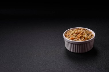 Lezzetli haşlanmış biftek ya da havuç, soğan, ekşi krema ve baharatlı seramik tabakta dilimlenmiş domuz dili.