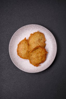 Patatesten, etten, havuçtan, tuzlu soğandan, baharattan ve çimentodan yapılmış lezzetli çıtır gözlemeler.