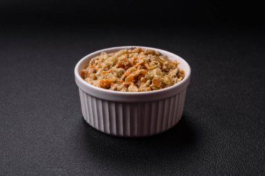 Lezzetli haşlanmış biftek ya da havuç, soğan, ekşi krema ve baharatlı seramik tabakta dilimlenmiş domuz dili.