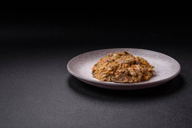 Lezzetli haşlanmış biftek ya da havuç, soğan, ekşi krema ve baharatlı seramik tabakta dilimlenmiş domuz dili.