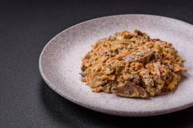 Lezzetli haşlanmış biftek ya da havuç, soğan, ekşi krema ve baharatlı seramik tabakta dilimlenmiş domuz dili.