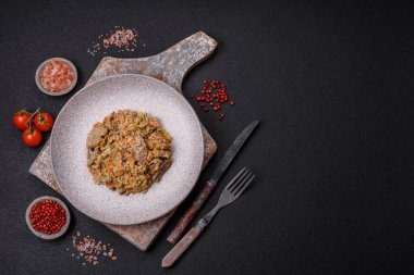 Lezzetli haşlanmış biftek ya da havuç, soğan, ekşi krema ve baharatlı seramik tabakta dilimlenmiş domuz dili.