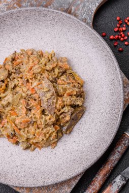 Lezzetli haşlanmış biftek ya da havuç, soğan, ekşi krema ve baharatlı seramik tabakta dilimlenmiş domuz dili.