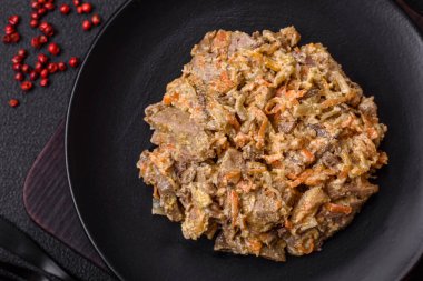 Lezzetli haşlanmış biftek ya da havuç, soğan, ekşi krema ve baharatlı seramik tabakta dilimlenmiş domuz dili.