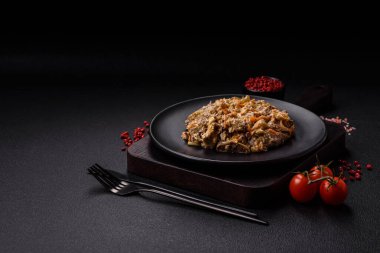 Lezzetli haşlanmış biftek ya da havuç, soğan, ekşi krema ve baharatlı seramik tabakta dilimlenmiş domuz dili.