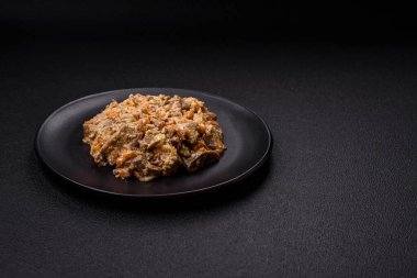 Lezzetli haşlanmış biftek ya da havuç, soğan, ekşi krema ve baharatlı seramik tabakta dilimlenmiş domuz dili.