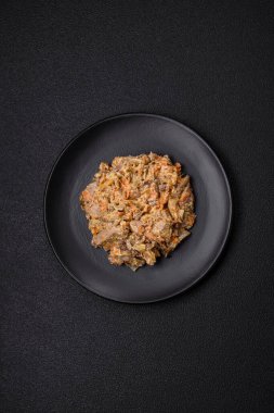 Lezzetli haşlanmış biftek ya da havuç, soğan, ekşi krema ve baharatlı seramik tabakta dilimlenmiş domuz dili.