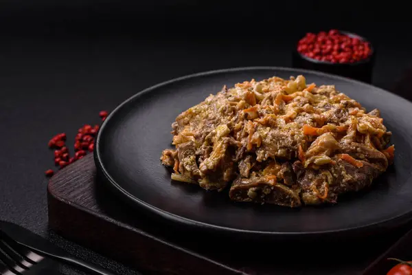 Lezzetli haşlanmış biftek ya da havuç, soğan, ekşi krema ve baharatlı seramik tabakta dilimlenmiş domuz dili.