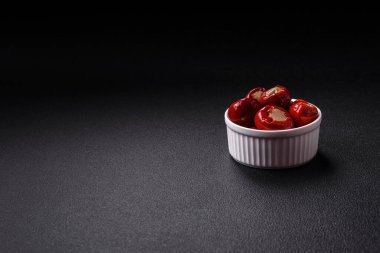 Peynirle doldurulmuş kırmızı biber ya da seramik tabakta tuz, baharat ve otlarla doldurulmuş et.