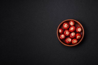 Peynirle doldurulmuş kırmızı biber ya da seramik tabakta tuz, baharat ve otlarla doldurulmuş et.