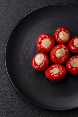 Peynirle doldurulmuş kırmızı biber ya da seramik tabakta tuz, baharat ve otlarla doldurulmuş et.