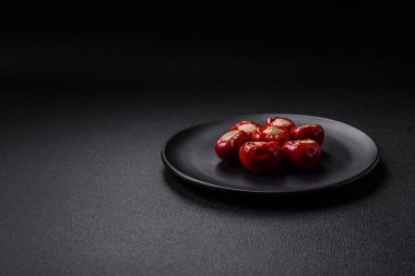 Peynirle doldurulmuş kırmızı biber ya da seramik tabakta tuz, baharat ve otlarla doldurulmuş et.