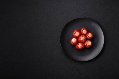 Peynirle doldurulmuş kırmızı biber ya da seramik tabakta tuz, baharat ve otlarla doldurulmuş et.