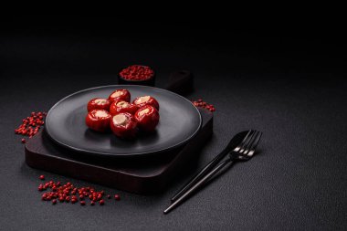 Peynirle doldurulmuş kırmızı biber ya da seramik tabakta tuz, baharat ve otlarla doldurulmuş et.