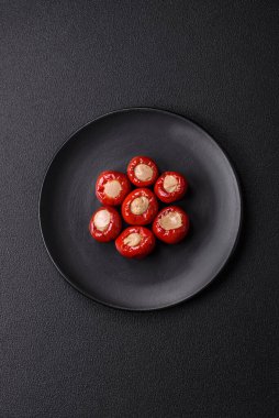 Peynirle doldurulmuş kırmızı biber ya da seramik tabakta tuz, baharat ve otlarla doldurulmuş et.