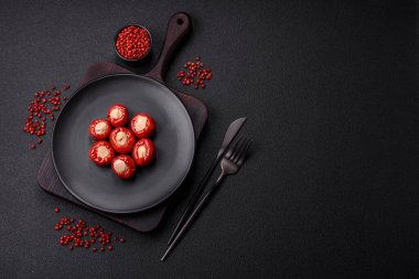 Peynirle doldurulmuş kırmızı biber ya da seramik tabakta tuz, baharat ve otlarla doldurulmuş et.