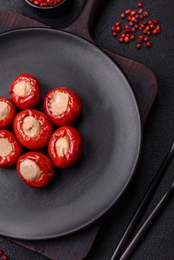 Peynirle doldurulmuş kırmızı biber ya da seramik tabakta tuz, baharat ve otlarla doldurulmuş et.