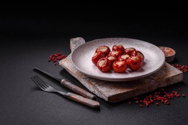 Peynirle doldurulmuş kırmızı biber ya da seramik tabakta tuz, baharat ve otlarla doldurulmuş et.