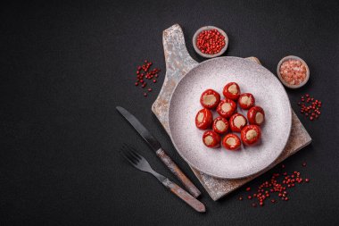 Peynirle doldurulmuş kırmızı biber ya da seramik tabakta tuz, baharat ve otlarla doldurulmuş et.