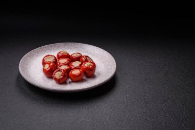 Peynirle doldurulmuş kırmızı biber ya da seramik tabakta tuz, baharat ve otlarla doldurulmuş et.