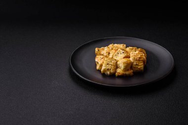 Tuzlu, baharatlı ve çimento kaplı lezzetli beyaz feta peyniri. Akdeniz yemekleri için İçindekiler