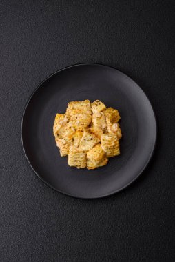 Tuzlu, baharatlı ve çimento kaplı lezzetli beyaz feta peyniri. Akdeniz yemekleri için İçindekiler