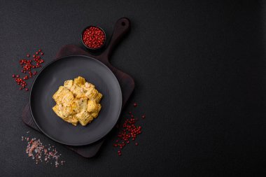 Tuzlu, baharatlı ve çimento kaplı lezzetli beyaz feta peyniri. Akdeniz yemekleri için İçindekiler