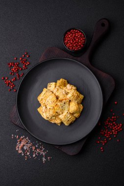 Tuzlu, baharatlı ve çimento kaplı lezzetli beyaz feta peyniri. Akdeniz yemekleri için İçindekiler