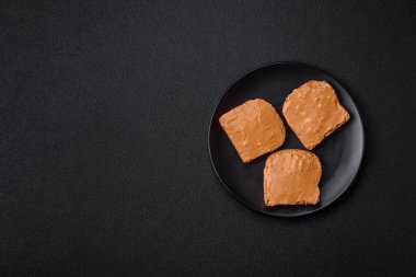 Tost ekmeği ve fıstık ezmeli lezzetli bir sandviç.