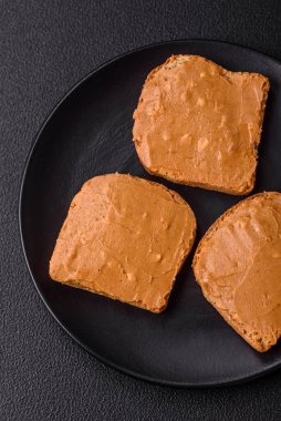 Tost ekmeği ve fıstık ezmeli lezzetli bir sandviç.