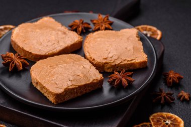 Tost ekmeği ve fıstık ezmeli lezzetli bir sandviç.