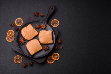 Tost ekmeği ve fıstık ezmeli lezzetli bir sandviç.