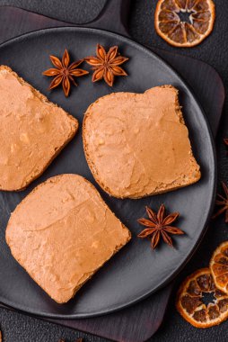 Tost ekmeği ve fıstık ezmeli lezzetli bir sandviç.