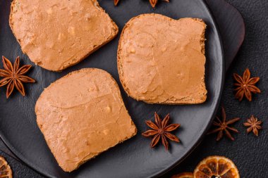 Tost ekmeği ve fıstık ezmeli lezzetli bir sandviç.