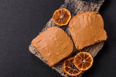 Tost ekmeği ve fıstık ezmeli lezzetli bir sandviç.